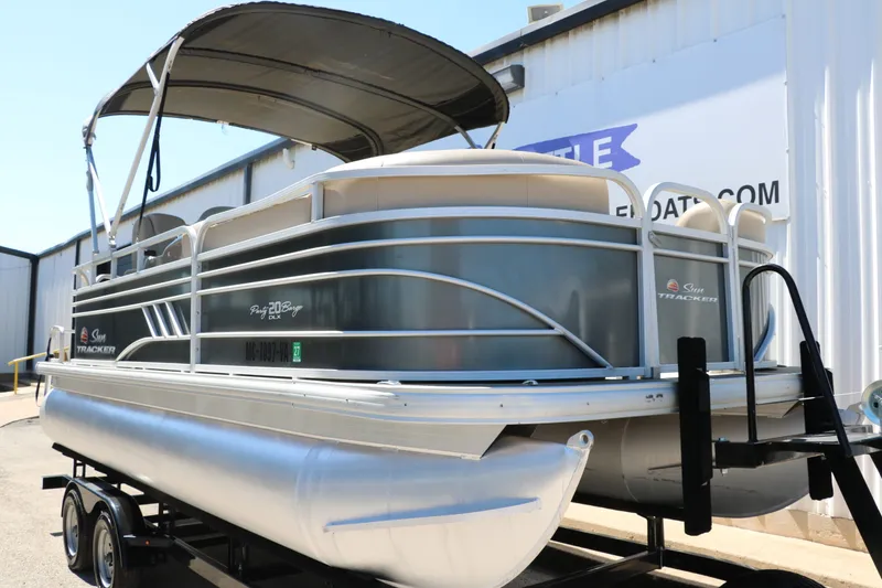 Slide: The Image of Tracker Party Barge 20 Dlx 2021 - 4