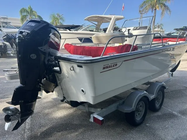 Slide: The Image of Boston Whaler 190 MONTAUK 2024 - 3