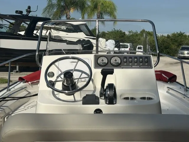 Slide: The Image of Boston Whaler 190 MONTAUK 2024 - 10