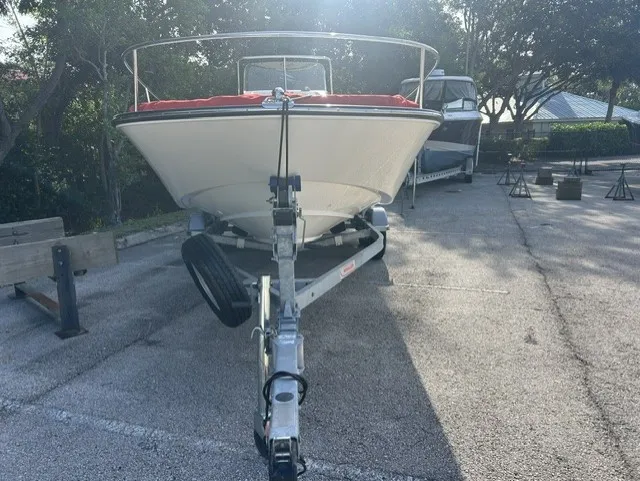 Slide: The Image of Boston Whaler 190 MONTAUK 2024 - 4