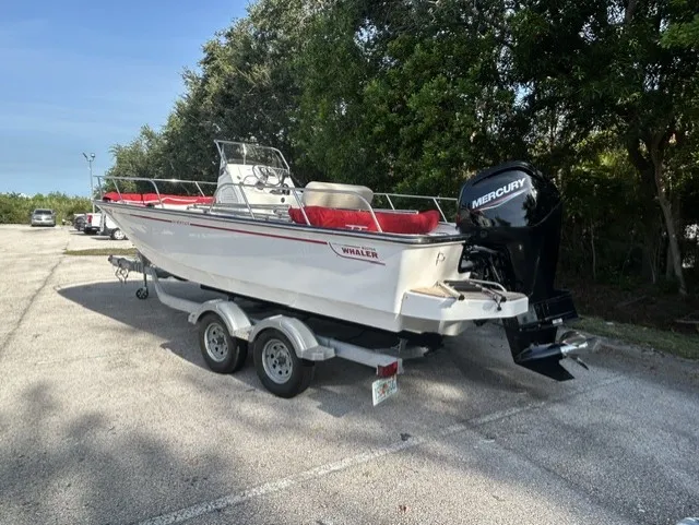 Slide: The Image of Boston Whaler 190 MONTAUK 2024 - 1