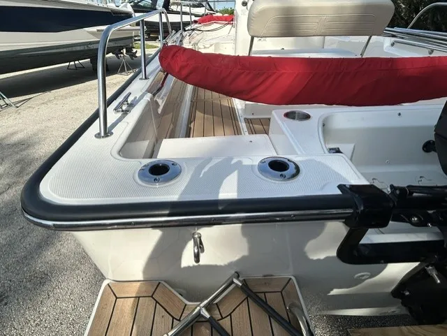 Slide: The Image of Boston Whaler 190 MONTAUK 2024 - 6