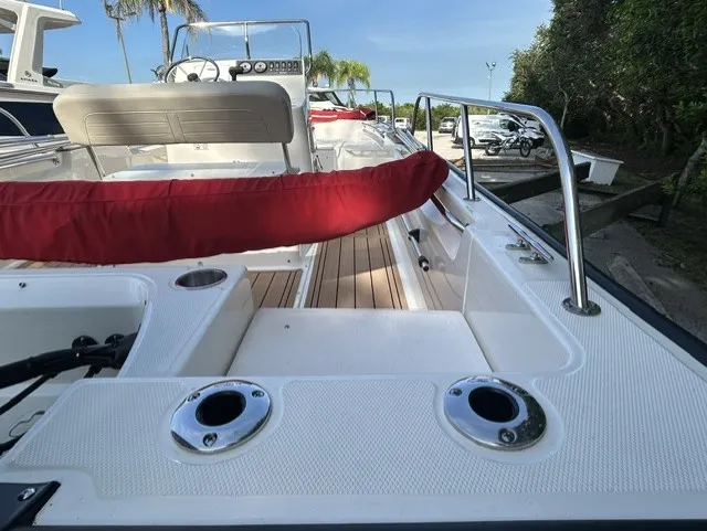 Slide: The Image of Boston Whaler 190 MONTAUK 2024 - 5