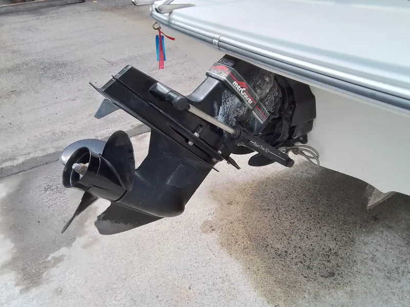 Slide: The Image of 1993 Sea Ray 180 BR boat with MerCruiser outboard motor, close-up view. - 10