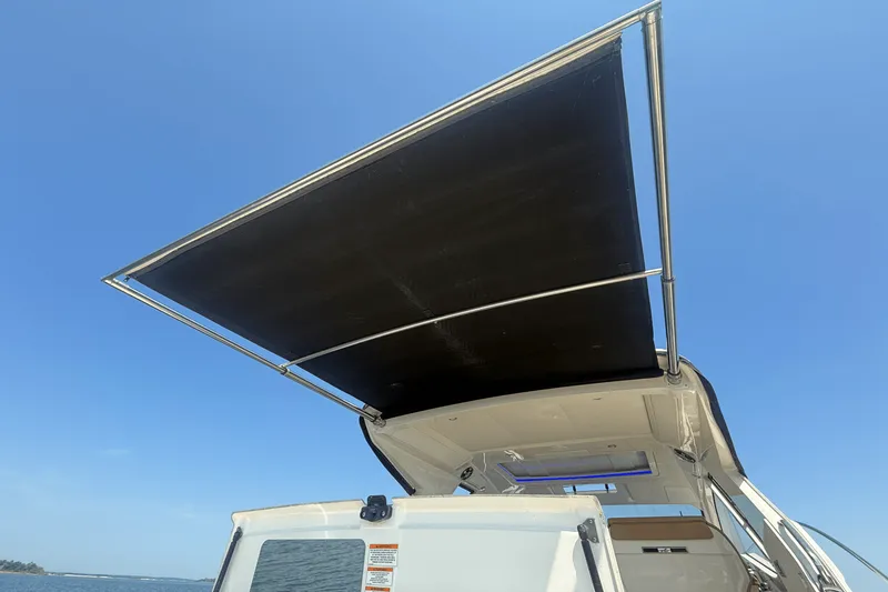 Slide: The Image of Sea Ray 350 SUNDANCER COUPE 2019 - 14