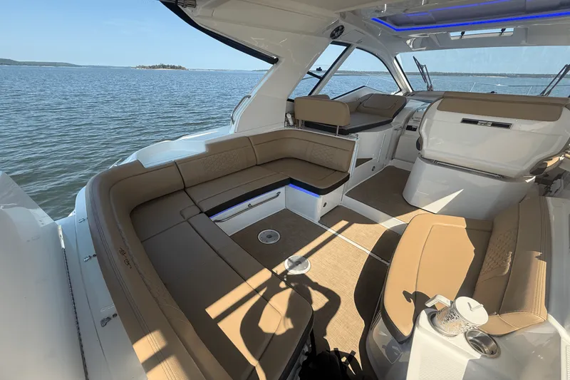 Slide: The Image of Sea Ray 350 SUNDANCER COUPE 2019 - 16