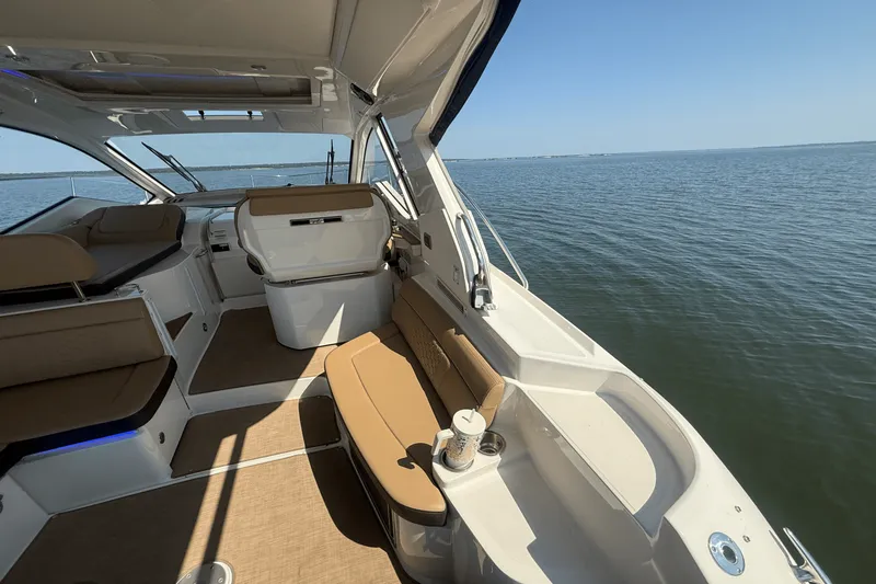 Slide: The Image of Sea Ray 350 SUNDANCER COUPE 2019 - 17