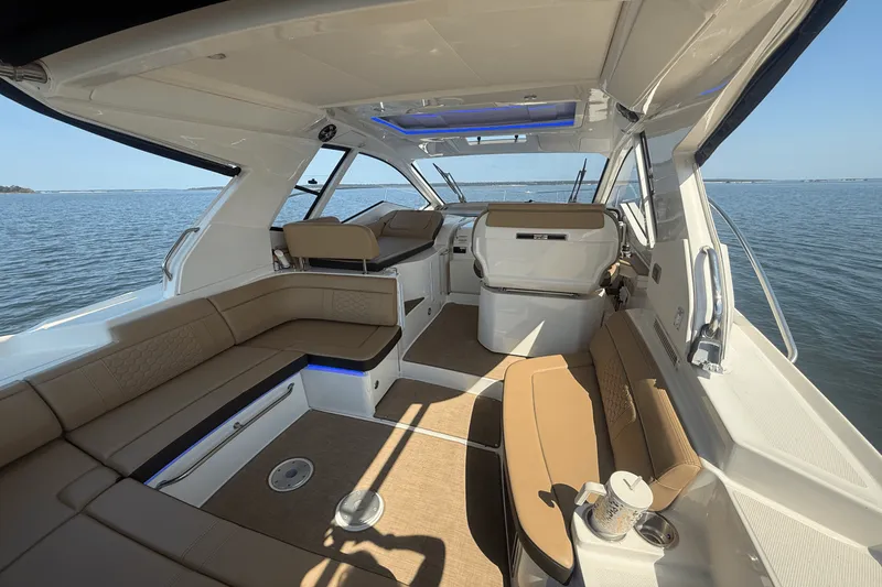Slide: The Image of Sea Ray 350 SUNDANCER COUPE 2019 - 18