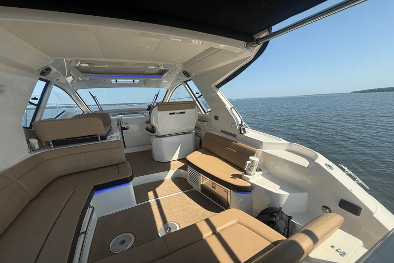 Slide: The Image of Sea Ray 350 SUNDANCER COUPE 2019 - 19