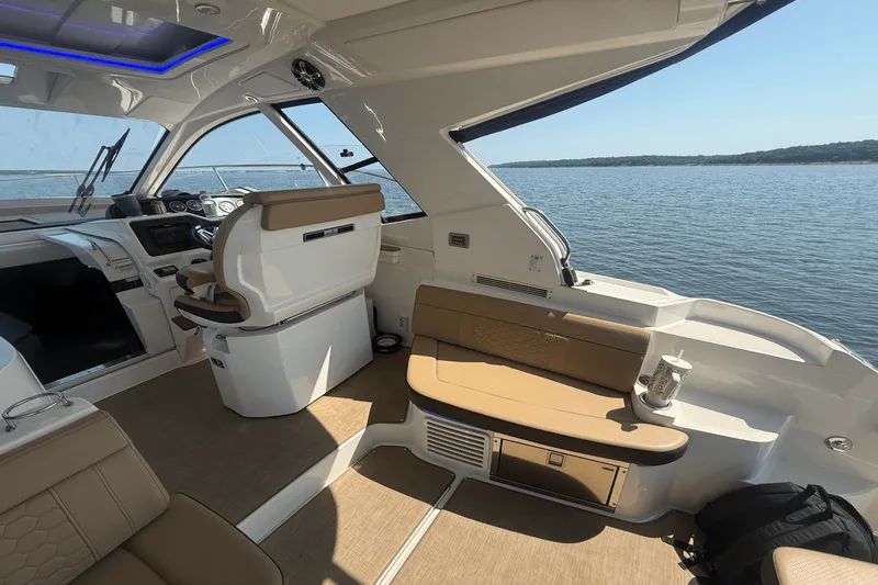 Slide: The Image of Sea Ray 350 SUNDANCER COUPE 2019 - 21