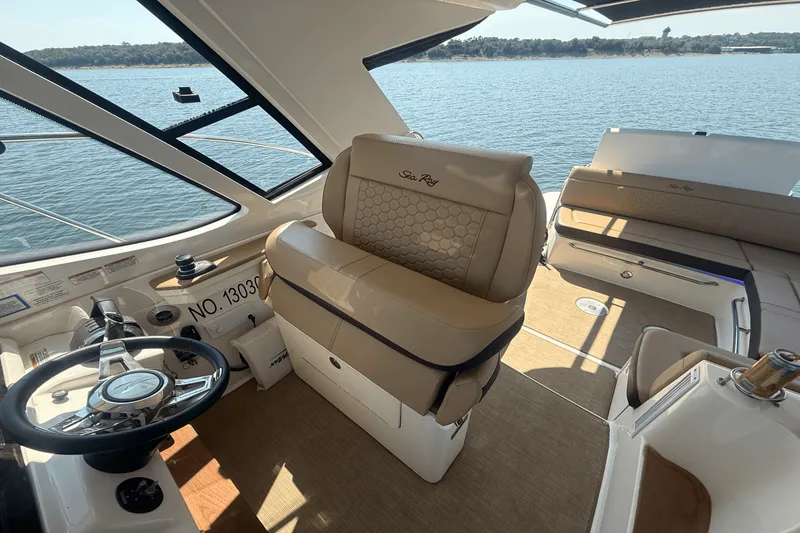 Slide: The Image of Sea Ray 350 SUNDANCER COUPE 2019 - 23