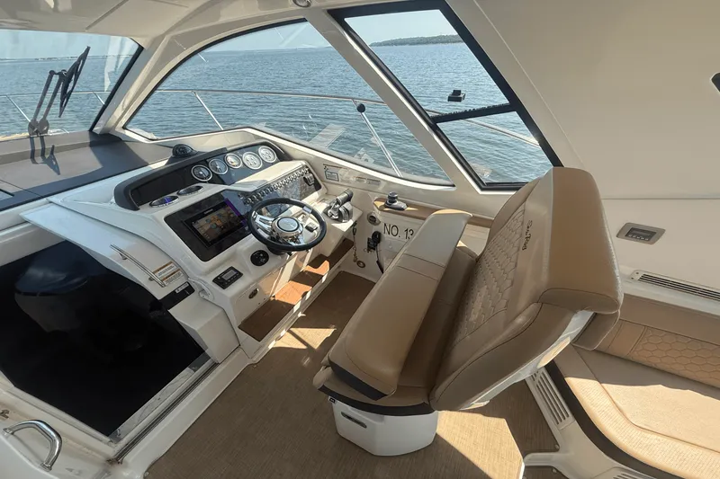 Slide: The Image of Sea Ray 350 SUNDANCER COUPE 2019 - 24