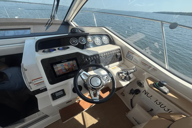 Slide: The Image of Sea Ray 350 SUNDANCER COUPE 2019 - 26
