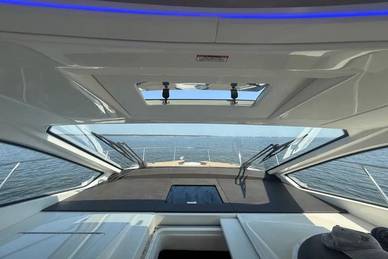 Slide: The Image of Sea Ray 350 SUNDANCER COUPE 2019 - 30