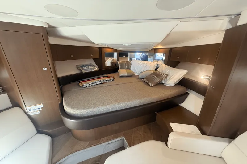 Slide: The Image of Sea Ray 350 SUNDANCER COUPE 2019 - 32