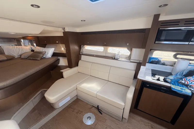 Slide: The Image of Sea Ray 350 SUNDANCER COUPE 2019 - 34