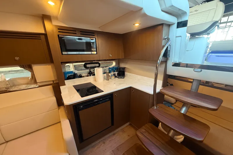 Slide: The Image of Sea Ray 350 SUNDANCER COUPE 2019 - 35