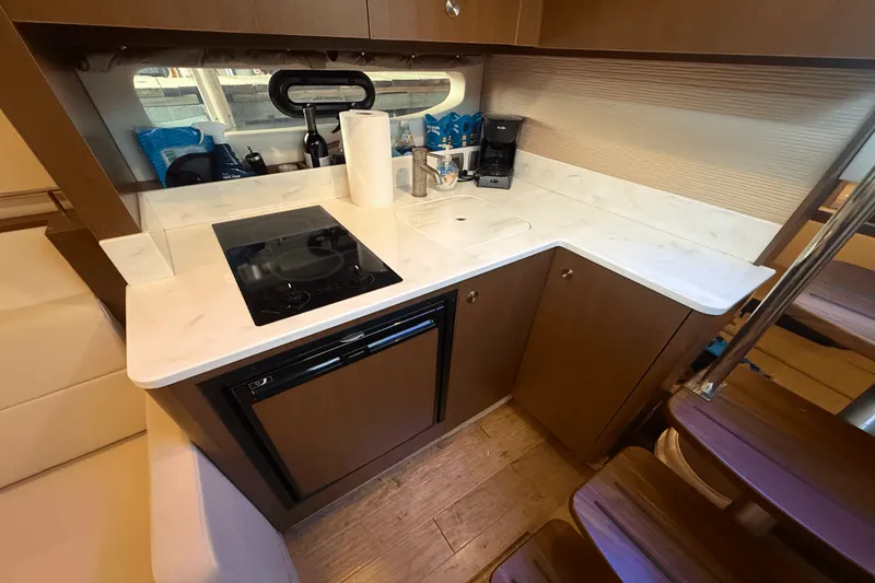 Slide: The Image of Sea Ray 350 SUNDANCER COUPE 2019 - 36