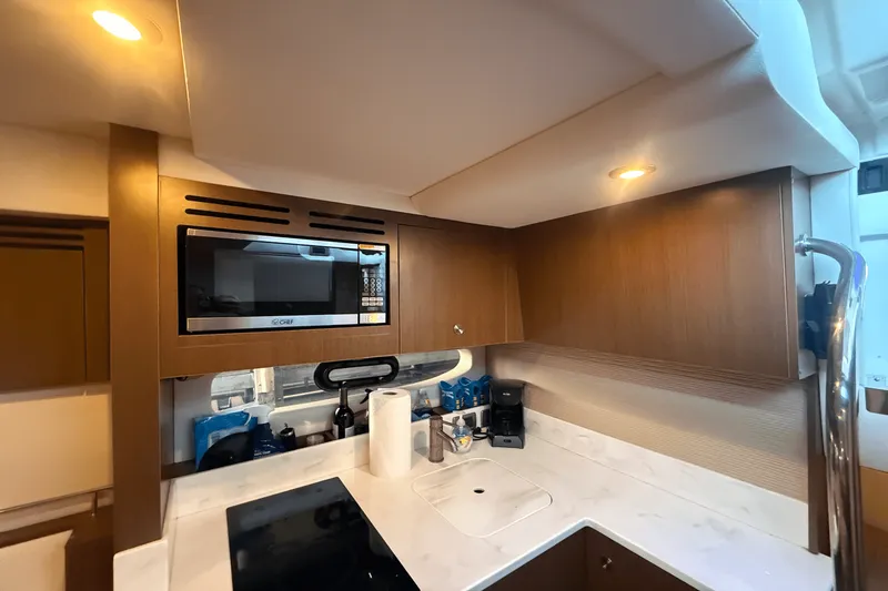 Slide: The Image of Sea Ray 350 SUNDANCER COUPE 2019 - 37