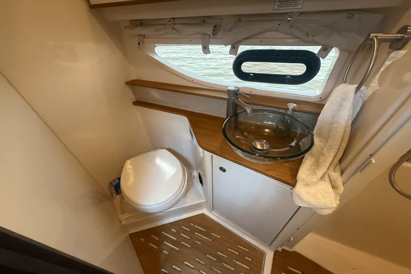 Slide: The Image of Sea Ray 350 SUNDANCER COUPE 2019 - 38