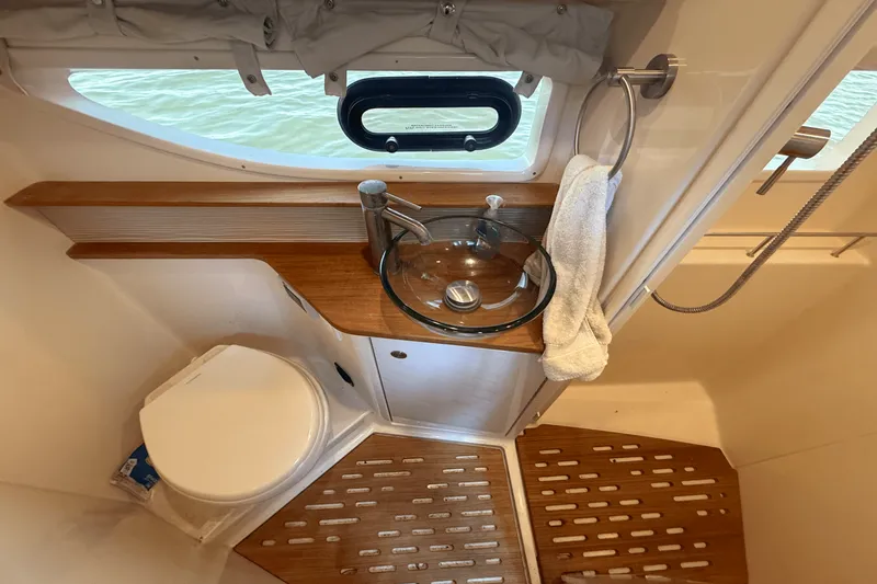 Slide: The Image of Sea Ray 350 SUNDANCER COUPE 2019 - 39
