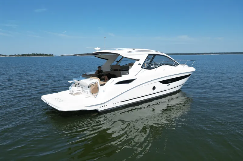 Slide: The Image of Sea Ray 350 SUNDANCER COUPE 2019 - 4