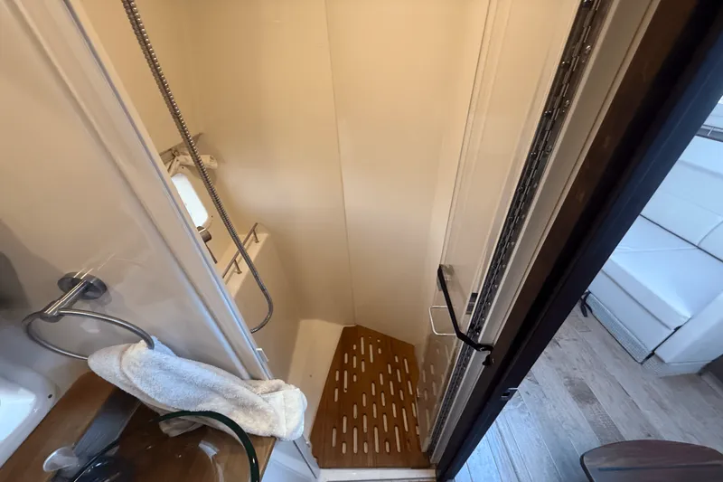 Slide: The Image of Sea Ray 350 SUNDANCER COUPE 2019 - 42