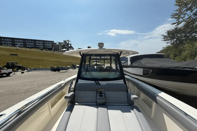 Slide: The Image of Boston Whaler 360 Outrage 2026 - 10