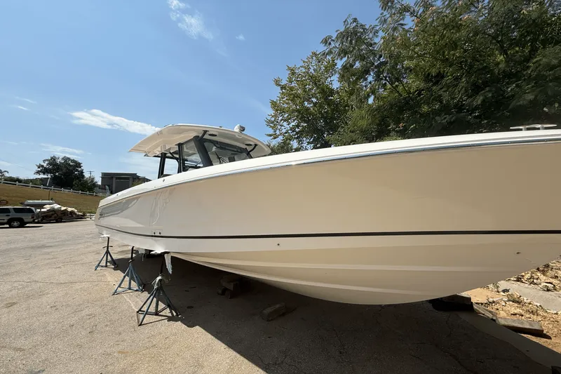 Slide: The Image of Boston Whaler 360 Outrage 2026 - 12