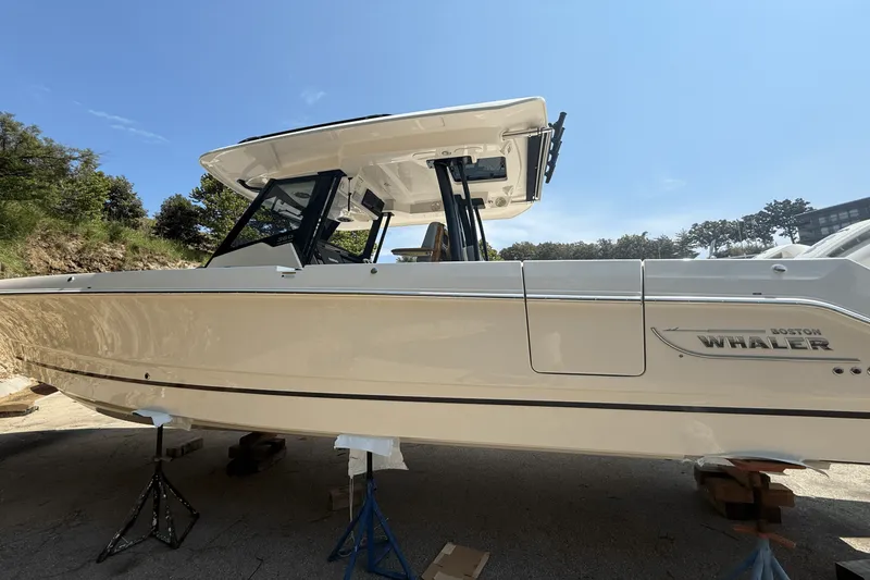 Slide: The Image of Boston Whaler 360 Outrage 2026 - 13
