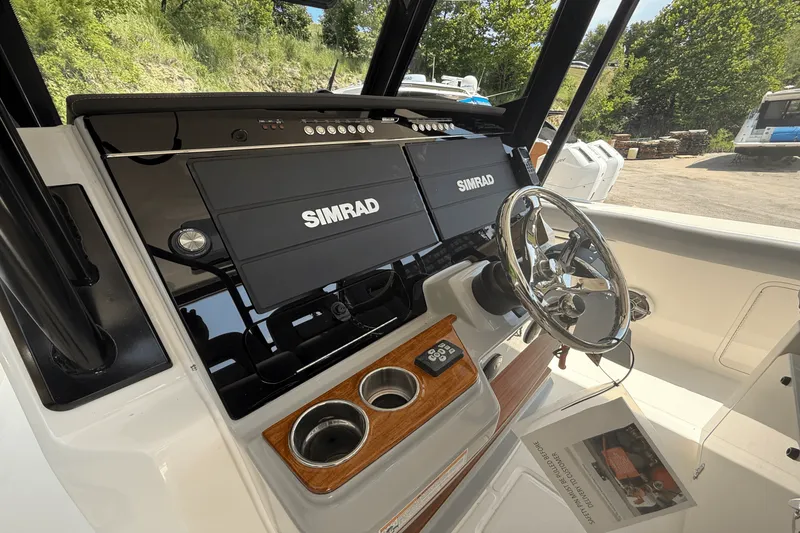 Slide: The Image of Boston Whaler 360 Outrage 2026 - 18