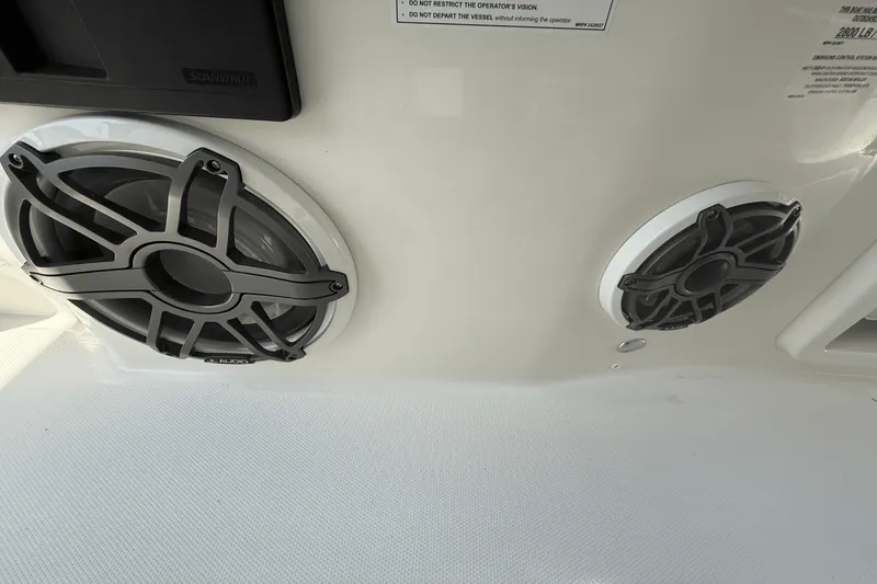 Slide: The Image of Boston Whaler 360 Outrage 2026 - 40