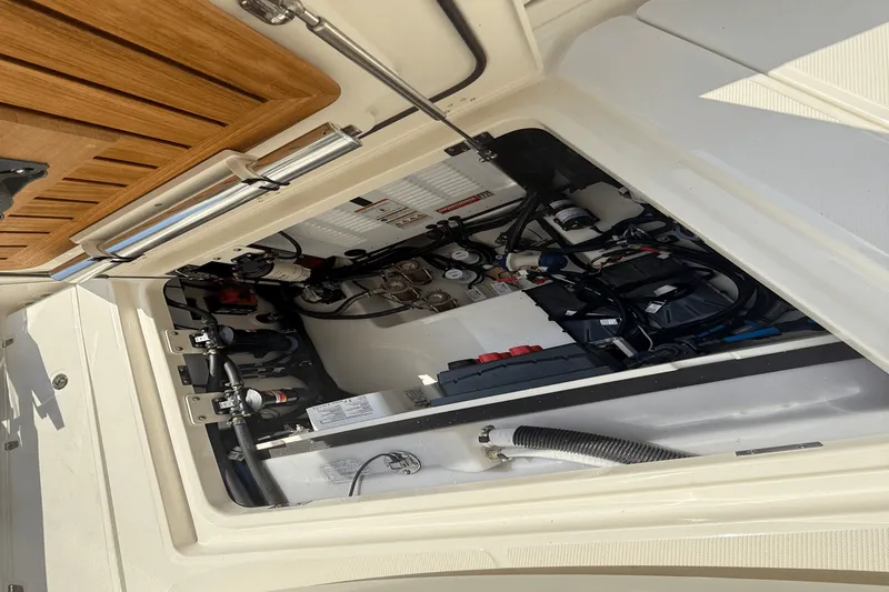 Slide: The Image of Boston Whaler 360 Outrage 2026 - 42