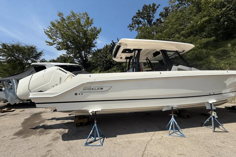 Slide: The Image of Boston Whaler 360 Outrage 2026 - 6