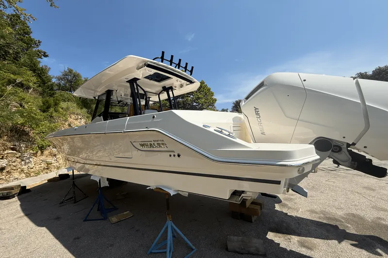 Slide: The Image of Boston Whaler 360 Outrage 2026 - 7