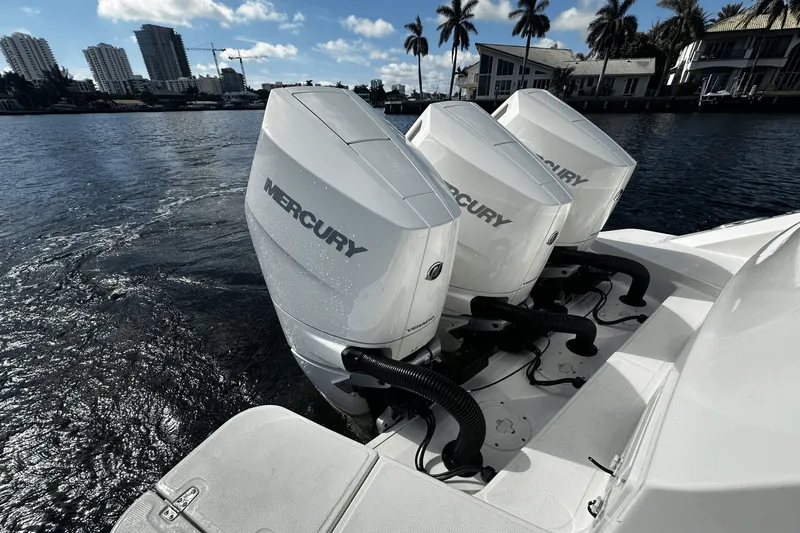 Slide: The Image of Boston Whaler 360 Outrage 2026 - 18