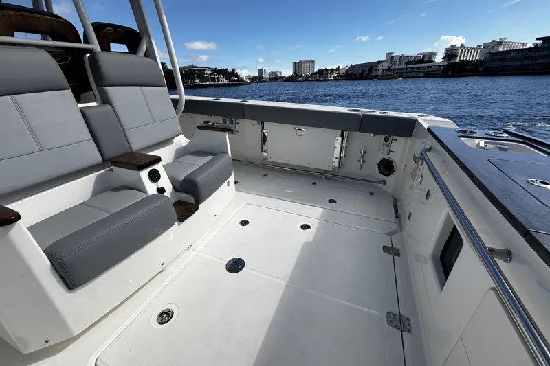 Slide: The Image of Boston Whaler 360 Outrage 2026 - 25