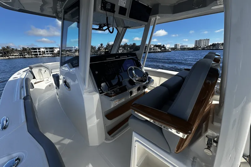 Slide: The Image of Boston Whaler 360 Outrage 2026 - 32