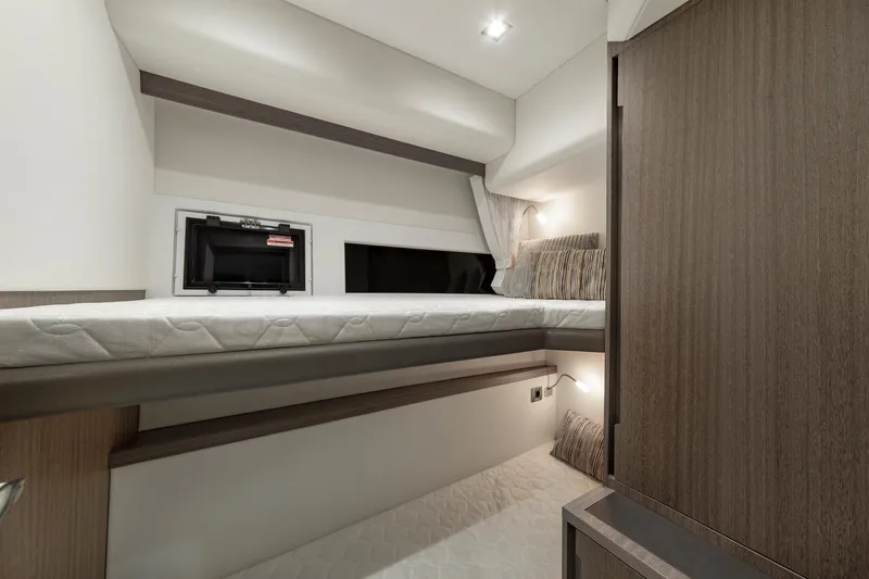 Slide: The Image of Galeon 470 SKY 2024 - 28