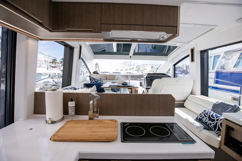 Slide: The Image of Galeon 470 SKY 2024 - 40