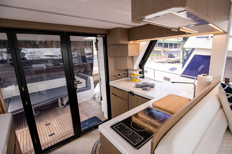 Slide: The Image of Galeon 470 SKY 2024 - 38