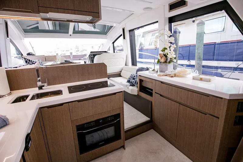 Slide: The Image of Galeon 470 SKY 2024 - 37
