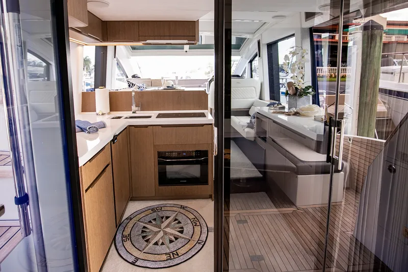 Slide: The Image of Galeon 470 SKY 2024 - 35