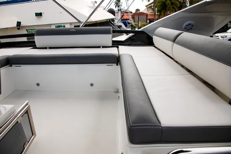 Slide: The Image of Galeon 470 SKY 2024 - 29