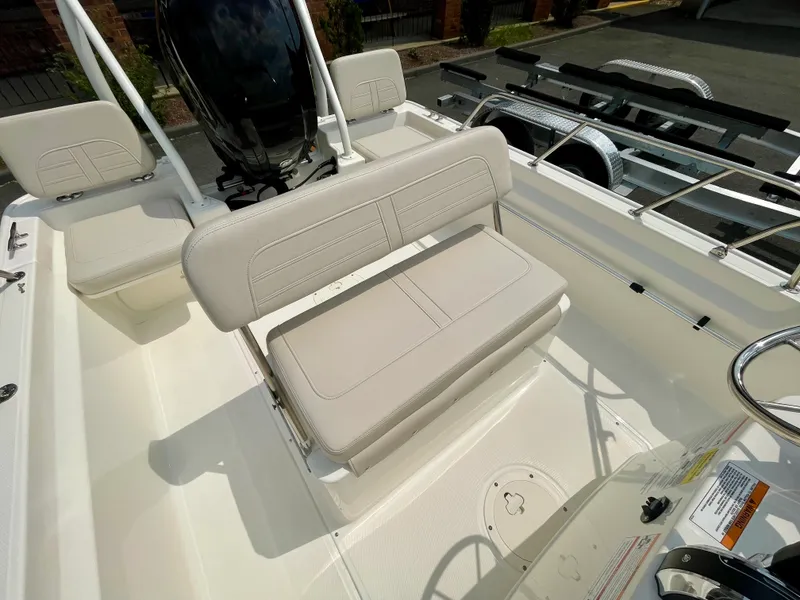 Slide: The Image of Boston Whaler 170 Montauk 2026 - 5