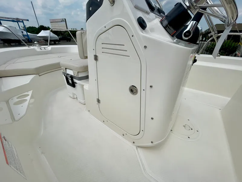 Slide: The Image of Boston Whaler 170 Montauk 2026 - 7