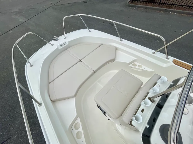 Slide: The Image of Boston Whaler 170 Montauk 2026 - 11