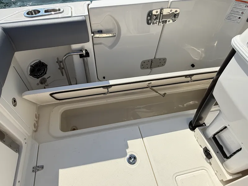 Slide: The Image of Boston Whaler 280 Outrage 2026 - 27