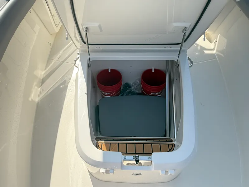 Slide: The Image of Boston Whaler 280 Outrage 2026 - 16