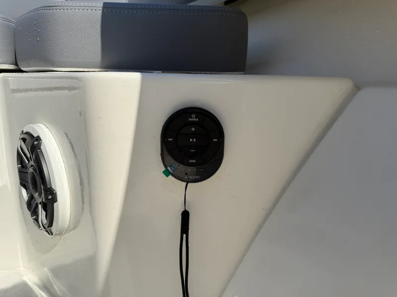 Slide: The Image of Boston Whaler 280 Outrage 2026 - 20